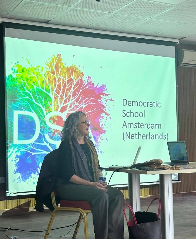 Cordelia Addison giving a talk about Democratic School Amsterdam